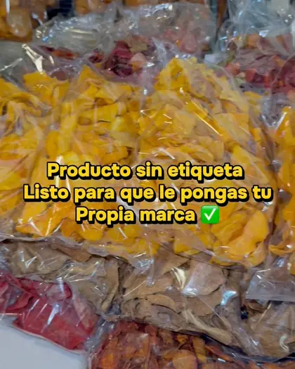 Bolsas de chips sin etiqueta sobre la mesa, cuadro de su reel